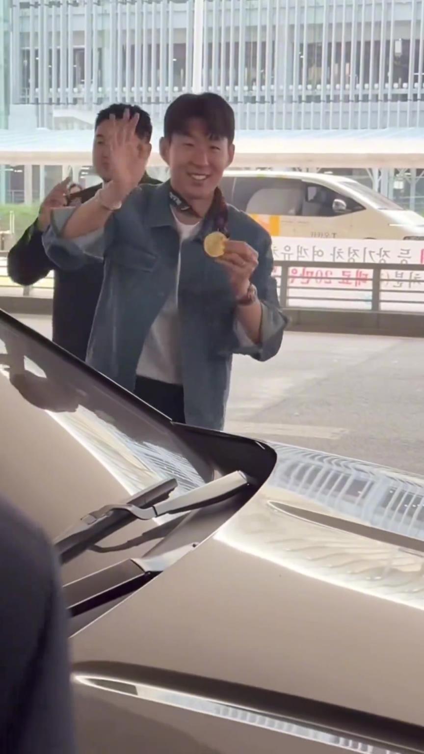 衣錦還鄉！孫興慜返回韓國，眾多女球迷讓其把歐聯獎牌戴上